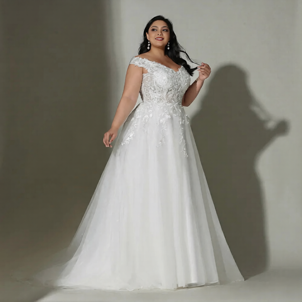 Robe de mariée curve élégante de la marque Robe de mariée Paris, détails sophistiqués et tissu fluide visible sur l'image.