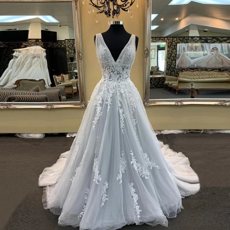 Robe de mariée ancienne de la marque Robe de Mariée Paris, détail en dentelle blanche avec bustier et jupe fluide.