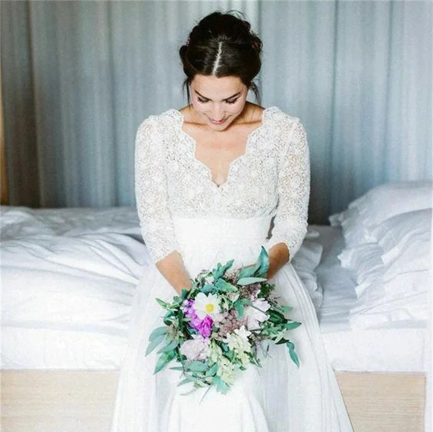 Robe de mariée bohème sans traîne, élégante et fluide, avec détails en dentelle et tissu léger, idéale pour un mariage champêtre.