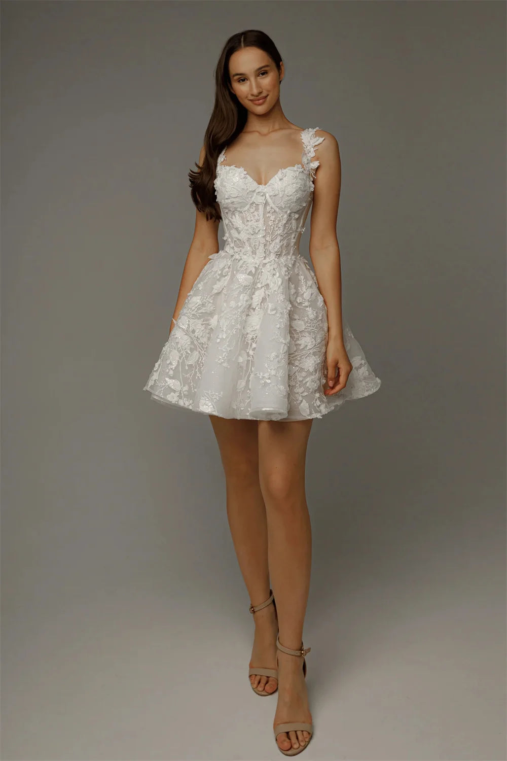 Robe de mariée courte originale de la marque Robe de mariée Paris, avec détails élégants et design unique.