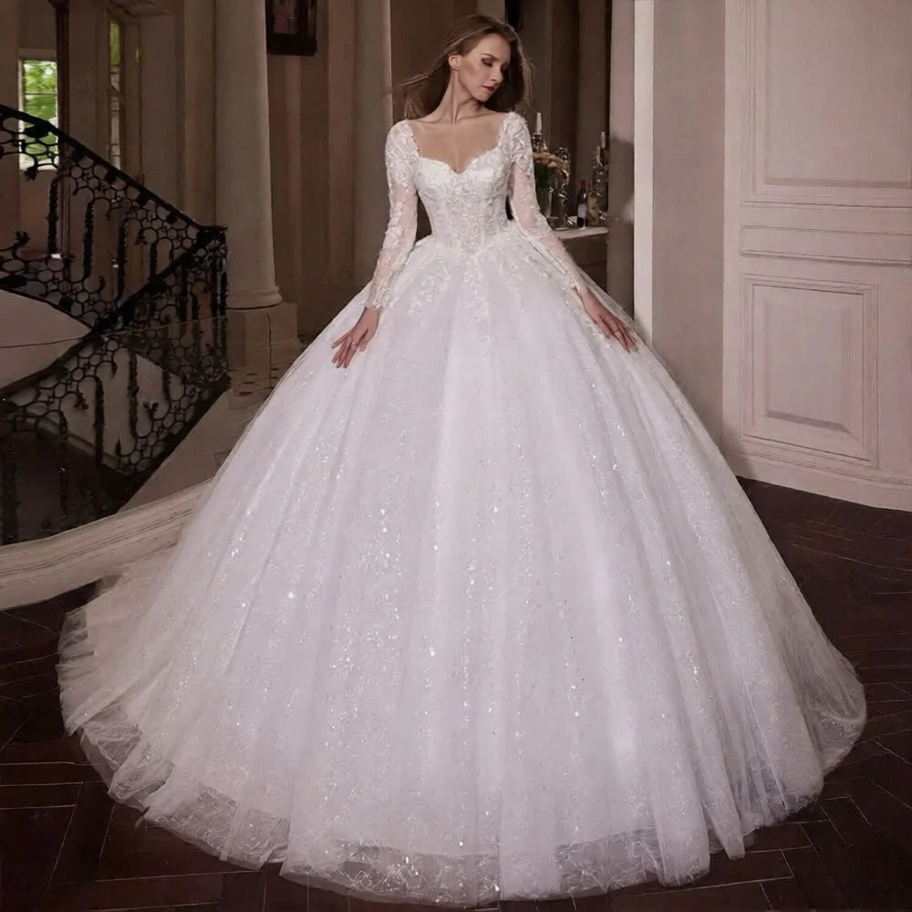 Robe de mariée princesse avec strass et paillettes, style élégant et féminin, par Robe de Mariée Paris, vue de face.
