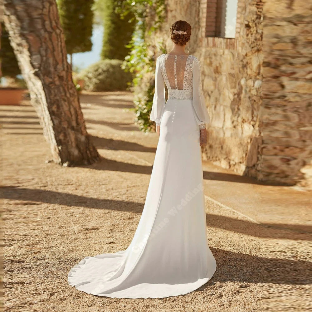 Robe de mariée bohème avec manches 3/4, détails délicats, en tissu léger et fluide, parfaite pour un mariage romantique.