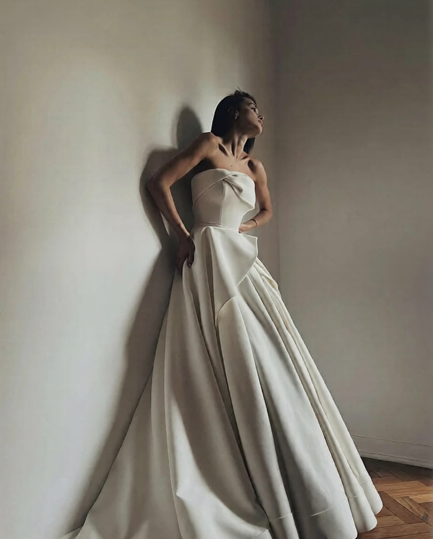 Robe de mariée col bateau de la marque Robe de Mariée Paris, tissu blanc élégant et décolleté en bateau visible sur l'image.
