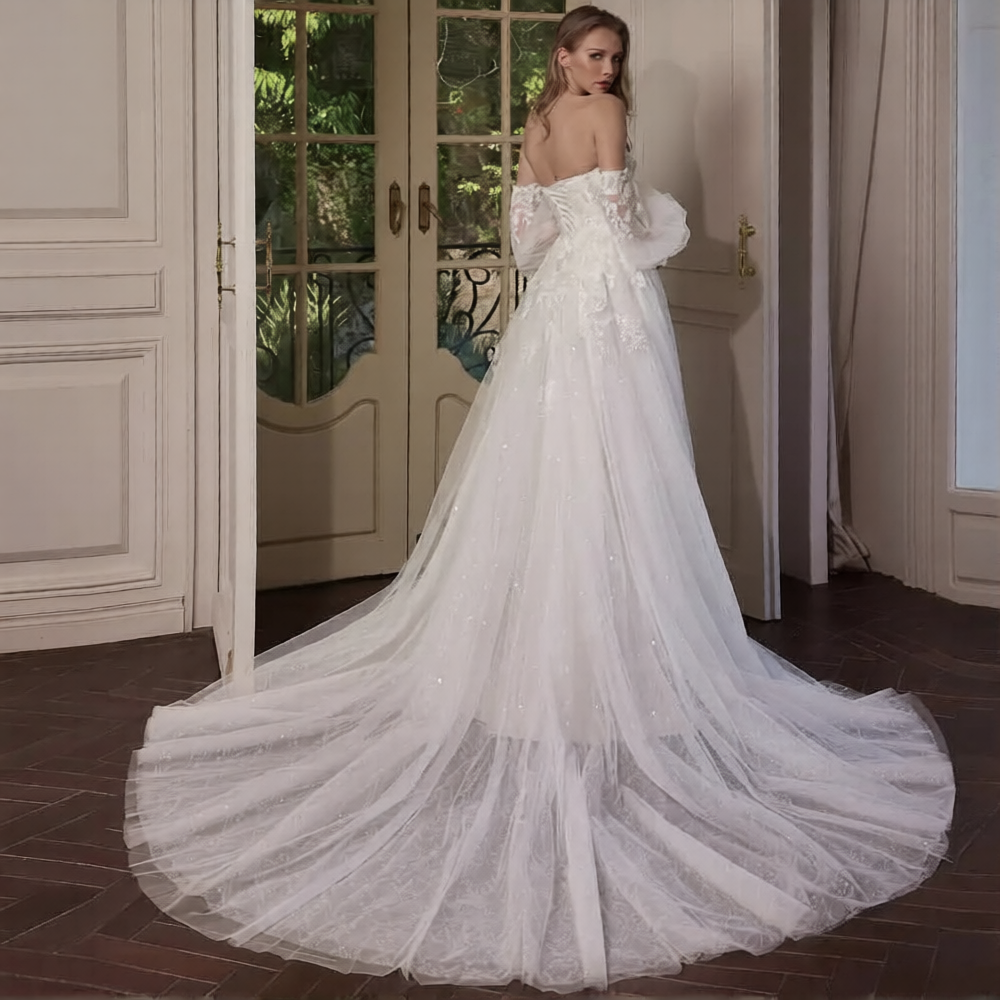 Robe de mariée manches bouffantes de la marque Robe de Mariée Paris, détail en tissu blanc avec manches volumineuses élégantes.