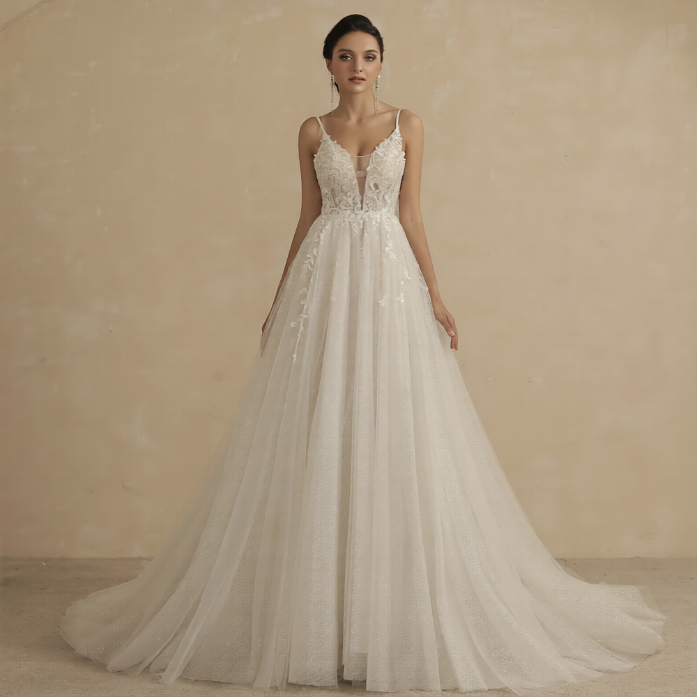 Robe de mariée simple et chic de la marque Robe de Mariée Paris, vue de face avec détails élégants en tissu blanc.