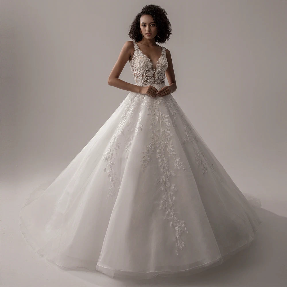 Robe de mariée dos nu de Robe de mariée Paris, en tissu blanc élégant avec décolleté dans le dos et détails sophistiqués.