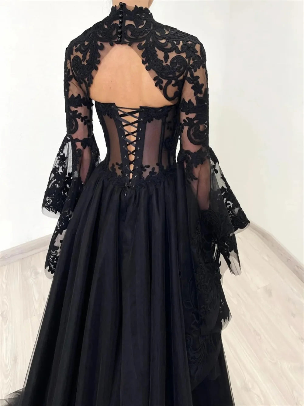 Robe de mariée noire gothique de Robe de mariée Paris, silhouette élégante avec détails sombres et accents gothiques.