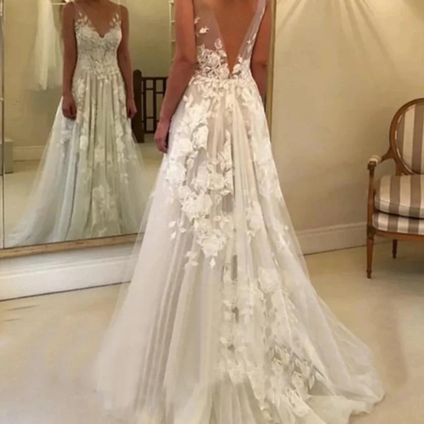 Robe de mariée bohème courte en dentelle, avec détails délicats et style bohème élégant, portée par un mannequin.
