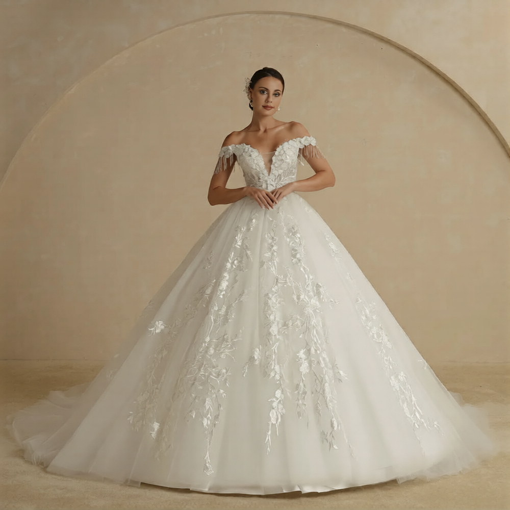 Robe de mariée princesse longue traîne de Robe de mariée Paris, détail en tulle et bustier brodé, vue de face.