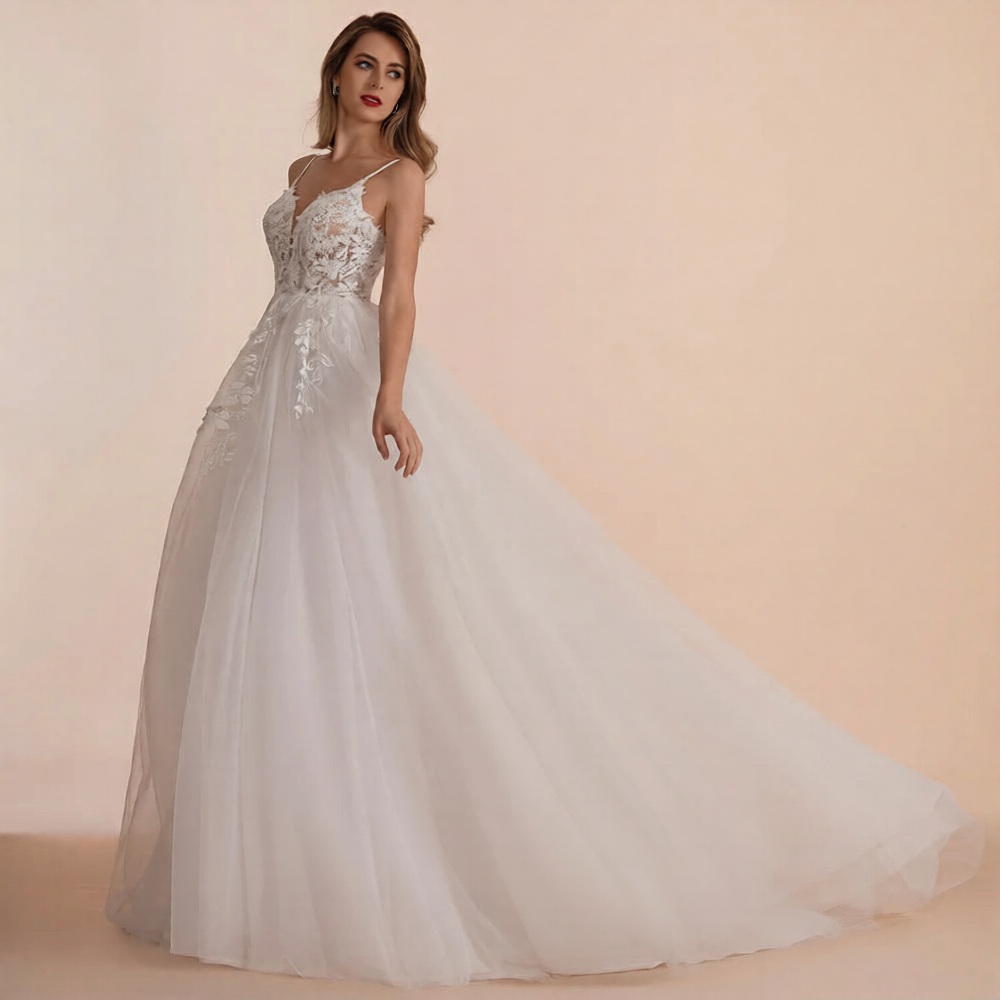 Robe de mariée glamour chic de Robe de mariée Paris, avec drapé élégant et détails sophistiqués, portée par une mannequin.