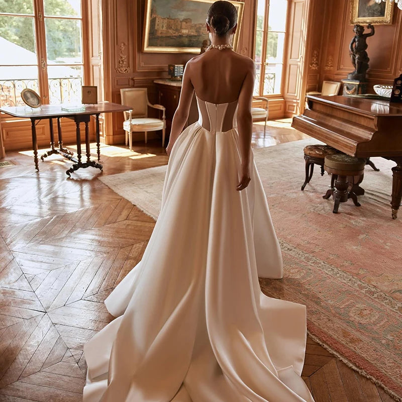 Robe de mariée courte devant longue derrière de la marque Robe de mariée Paris, en tissu blanc élégante et raffinée.