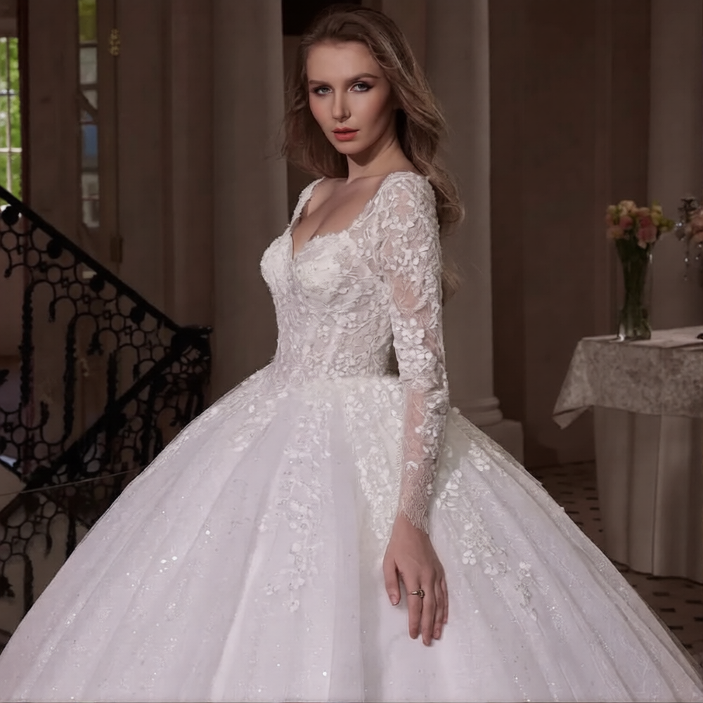Robe de mariée princesse avec strass et paillettes, élégante et brillante, par Robe de Mariée Paris, vue de face.