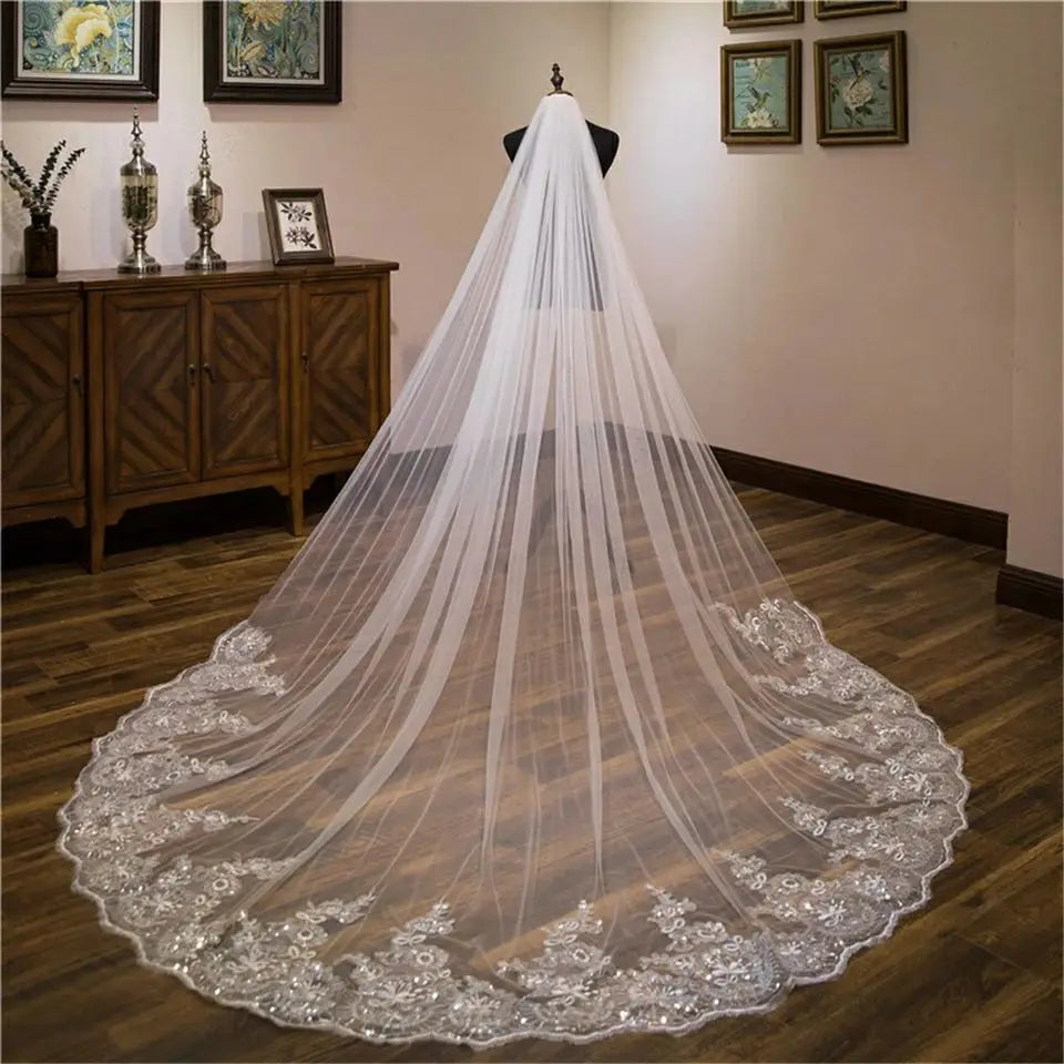 Voile de mariée bohème en dentelle avec détails délicats, porté avec une robe de mariée bohème élégante.