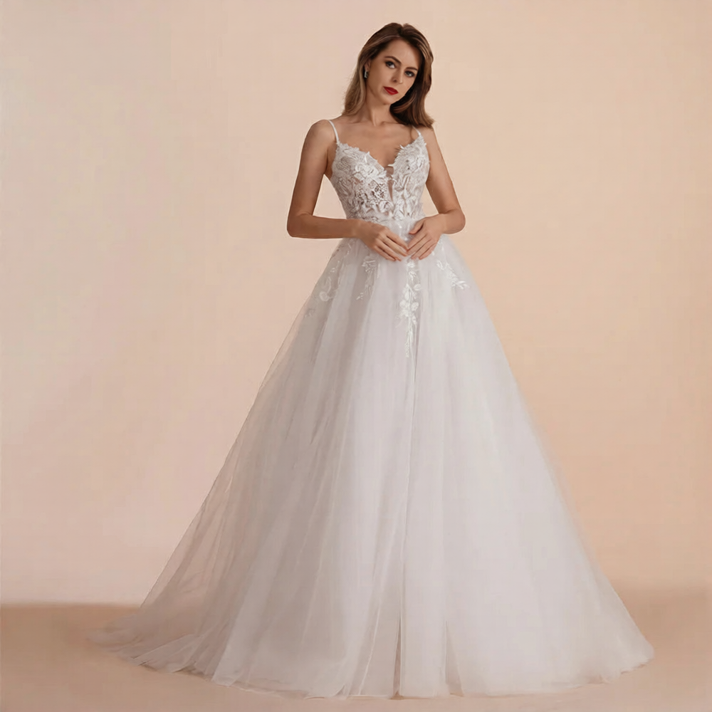 Robe de mariée glamour chic de la marque Robe de mariée Paris, longue avec détails élégants et tissu sophistiqué.