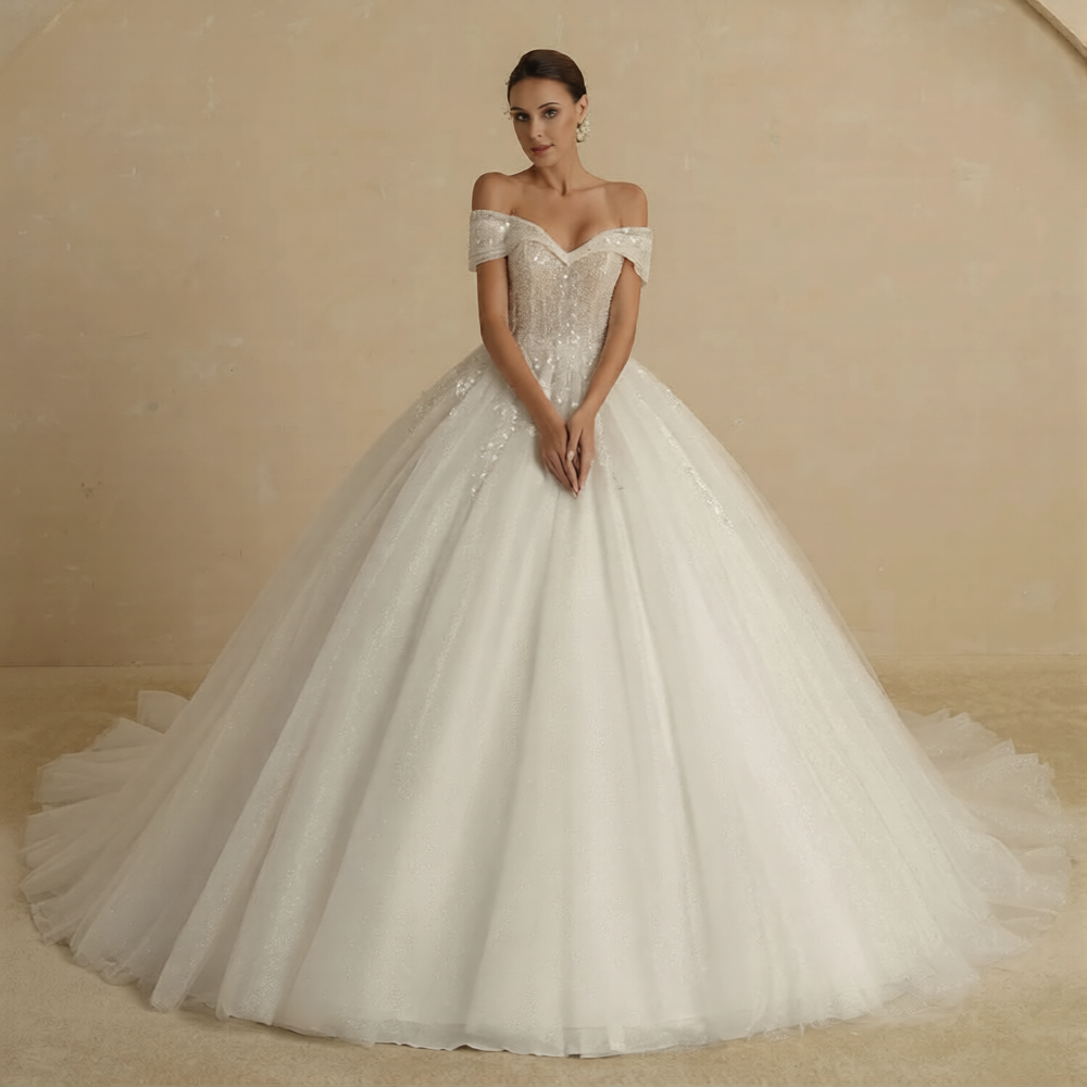 Robe de mariée chic de la marque Robe de mariée Paris, élégante avec dentelle et voile en tissu léger.
