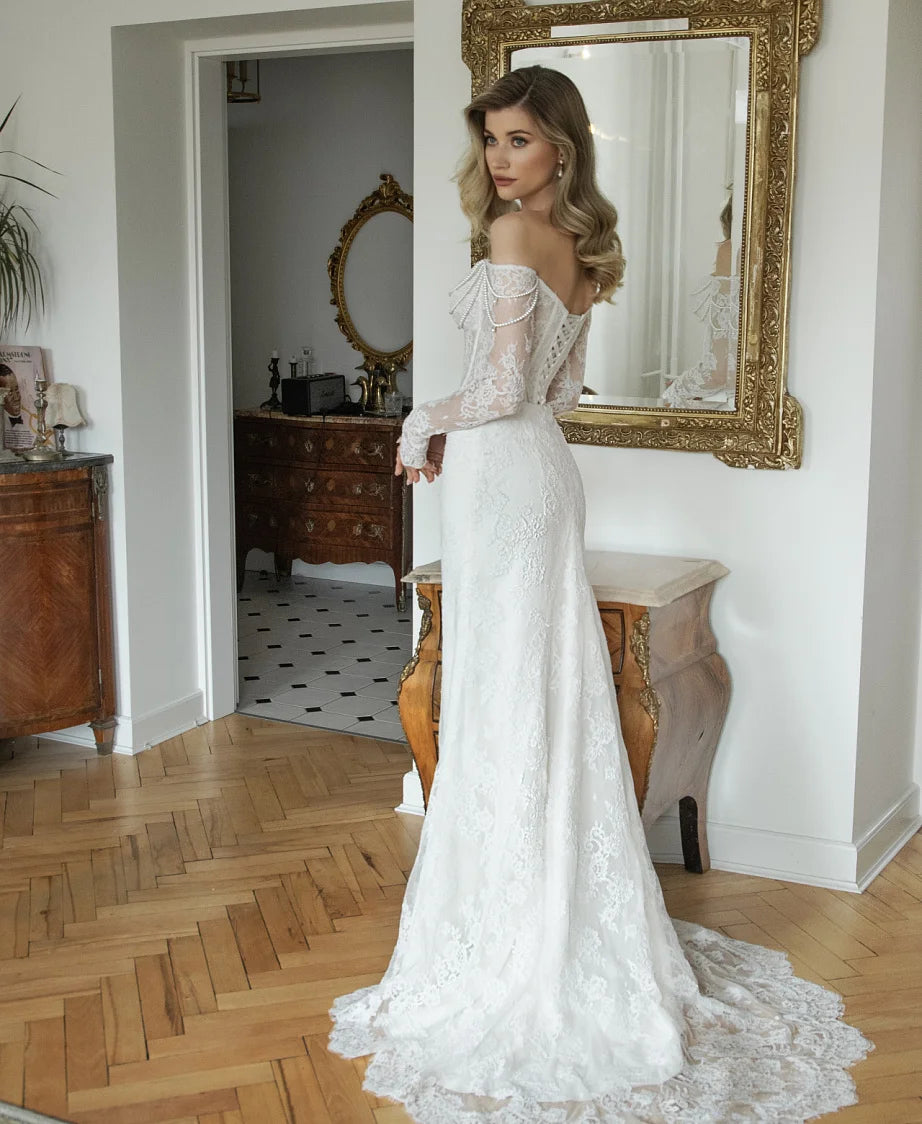 Robe de mariée Paris en dentelle avec col en V, silhouette élégante et détails raffinés pour une occasion spéciale.