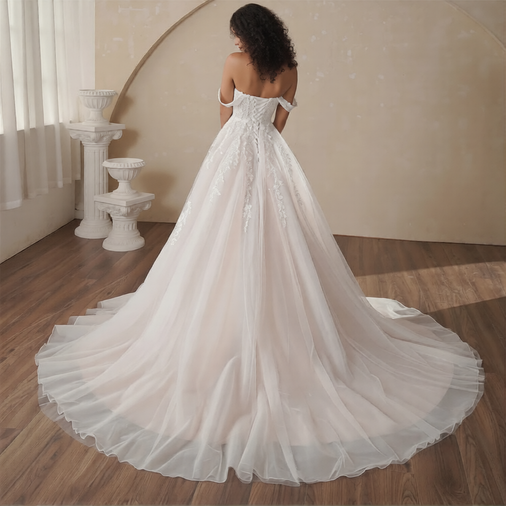 Robe de mariée fluide Robe de mariée Paris avec tissu léger et design élégant, vue de face sur mannequin blanc.