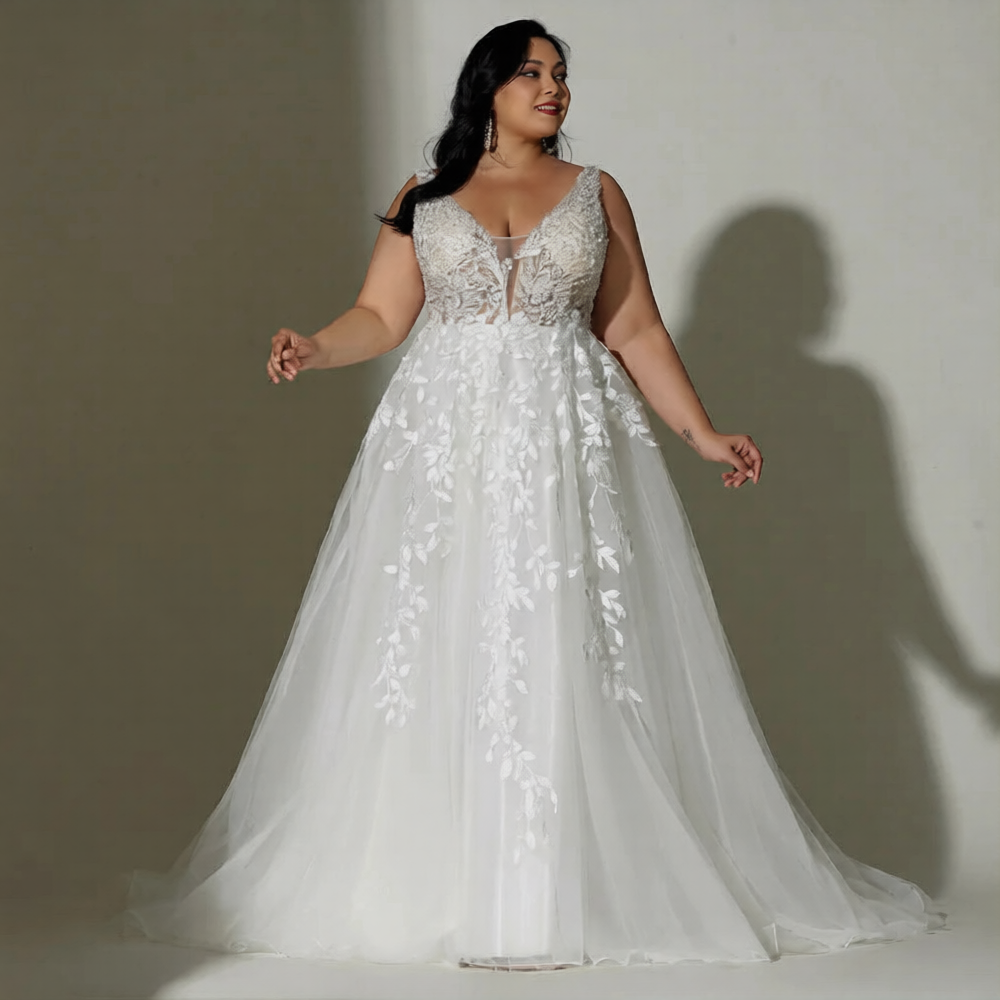 Robe de mariée grande taille pour femme de style rond, par Robe de Mariée Paris, en tissu blanc avec détails élégants.