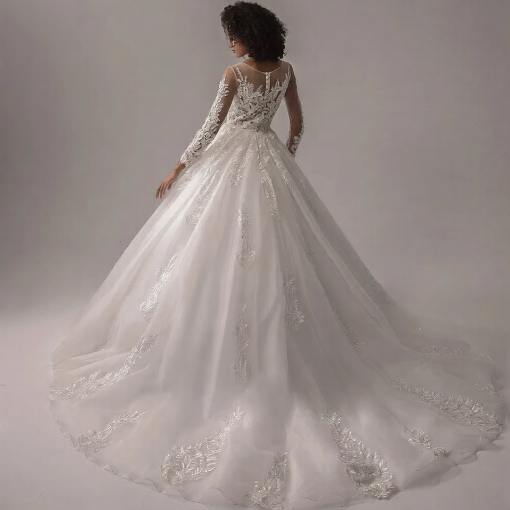 Robe de mariée elfique Robe de mariée paris avec dentelle blanche et décolleté en V, portée par une modèle élégante.