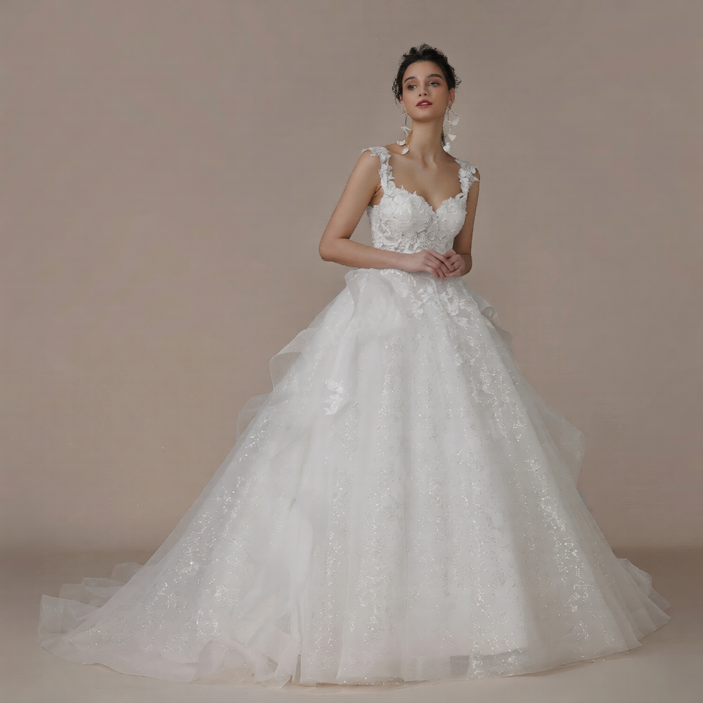 Robe de mariée en mousseline de soie de la marque Robe de mariée Paris, vue de face avec détails élégants.