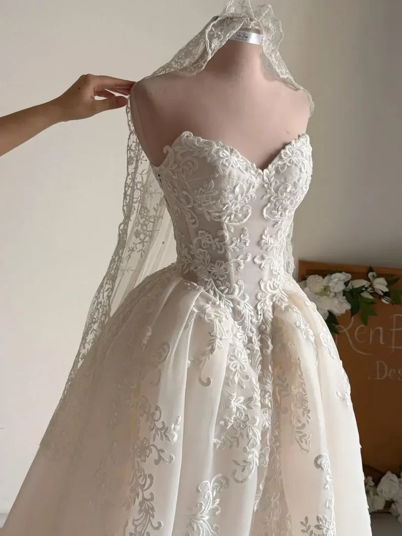 Robe de mariée année 20 de la marque Robe de mariée Paris, longue, élégante avec dentelle et détails vintage.