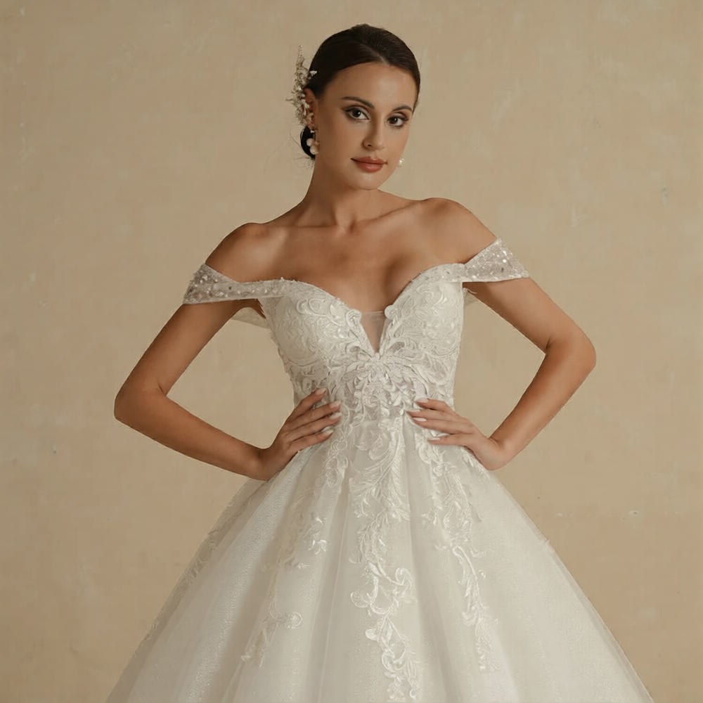 Robe de mariée princesse luxe de la marque Robe de Mariée Paris, en tulle blanc avec bustier brodé et jupe volumineuse.