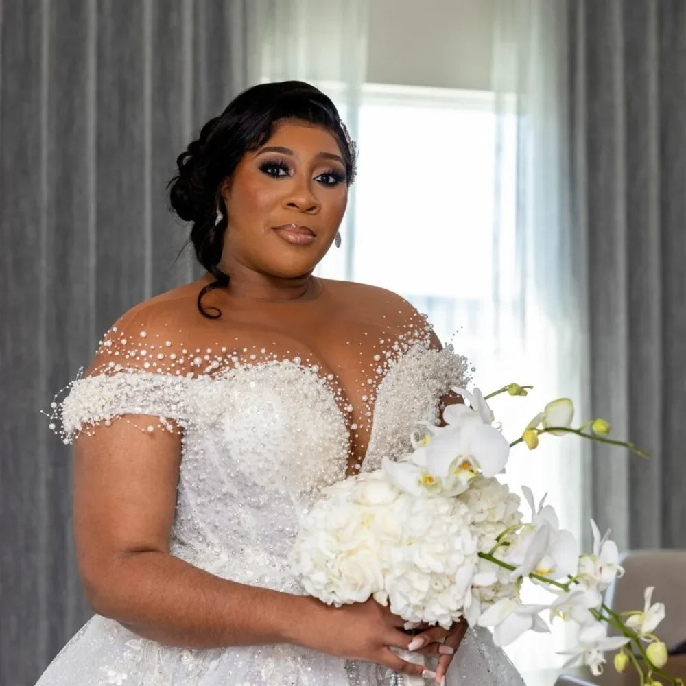 Robe de mariée femme petite et ronde de la marque Robe de mariée Paris, détails élégants en tissu blanc.