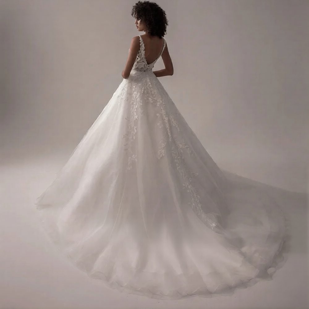 Robe de mariée dos nu de Robe de mariée Paris, en tissu blanc élégant avec décolleté dans le dos et détails sophistiqués.