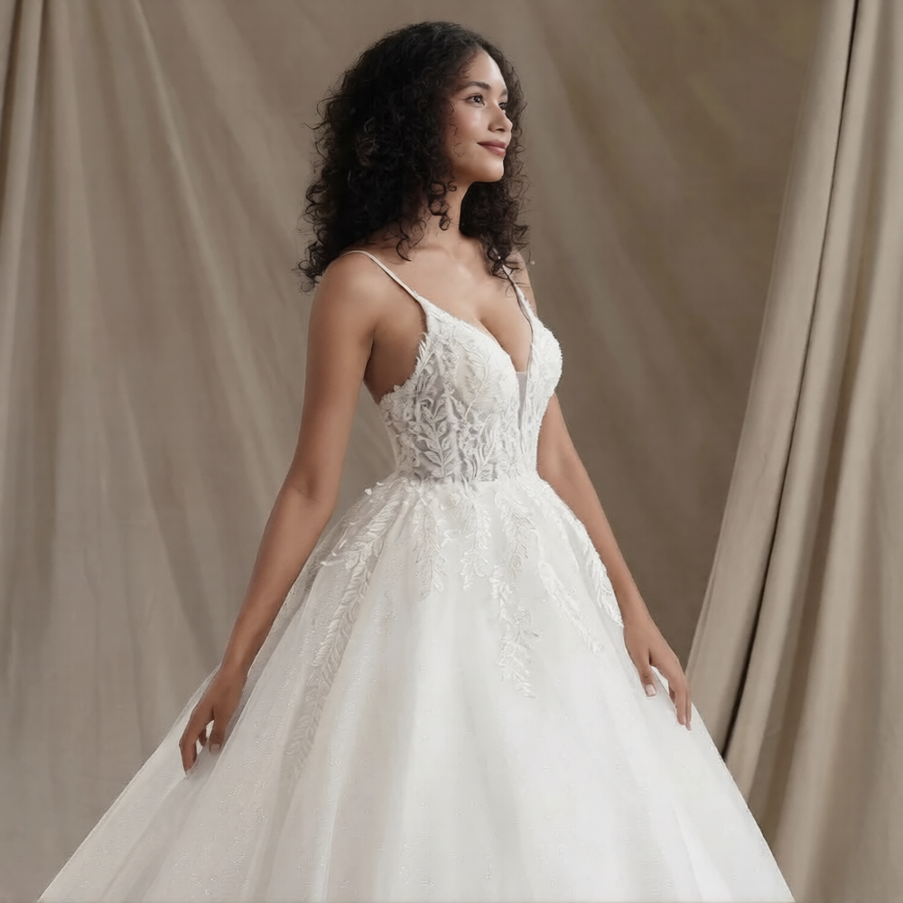 Robe de mariée empire élégante de la marque Robe de mariée Paris, avec détails en tissu blanc et coupe fluide.