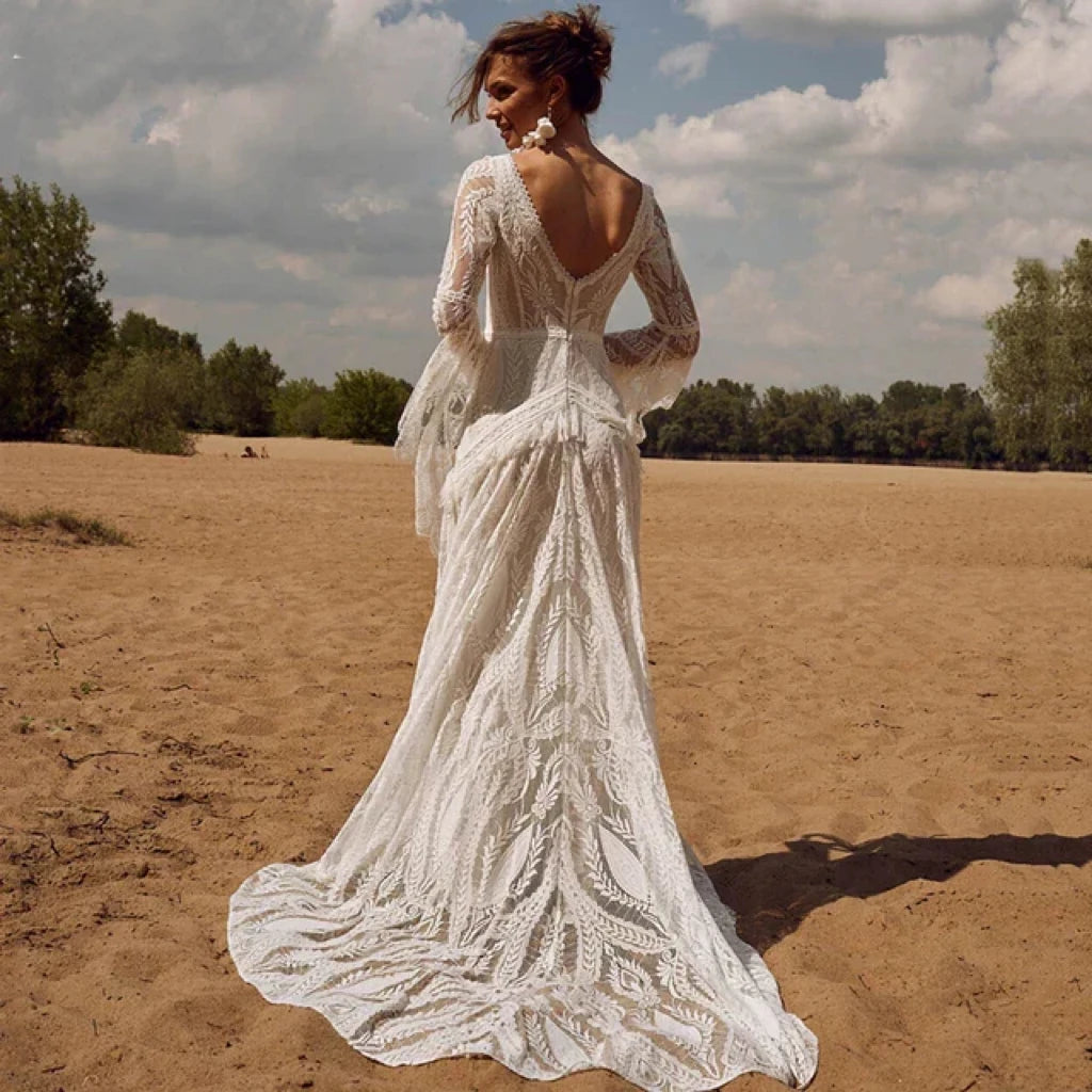 Robe de mariée bohème chic pour femme, style hippie avec dentelle et détails floraux, vue de face.
