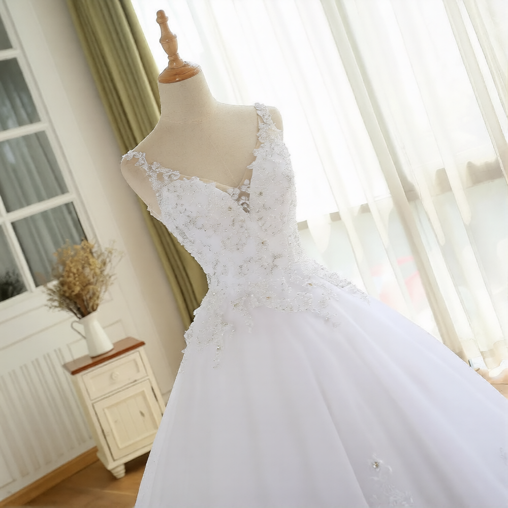 Robe de mariée minimaliste de Robe de mariée Paris, élégante avec un design épuré en tissu blanc.