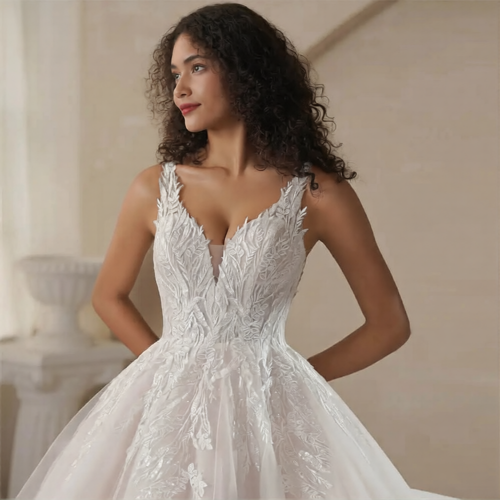 Robe de mariée Paris avec bretelles fines, élégante et fluide, portée par une modèle lors d'une séance photo nuptiale.