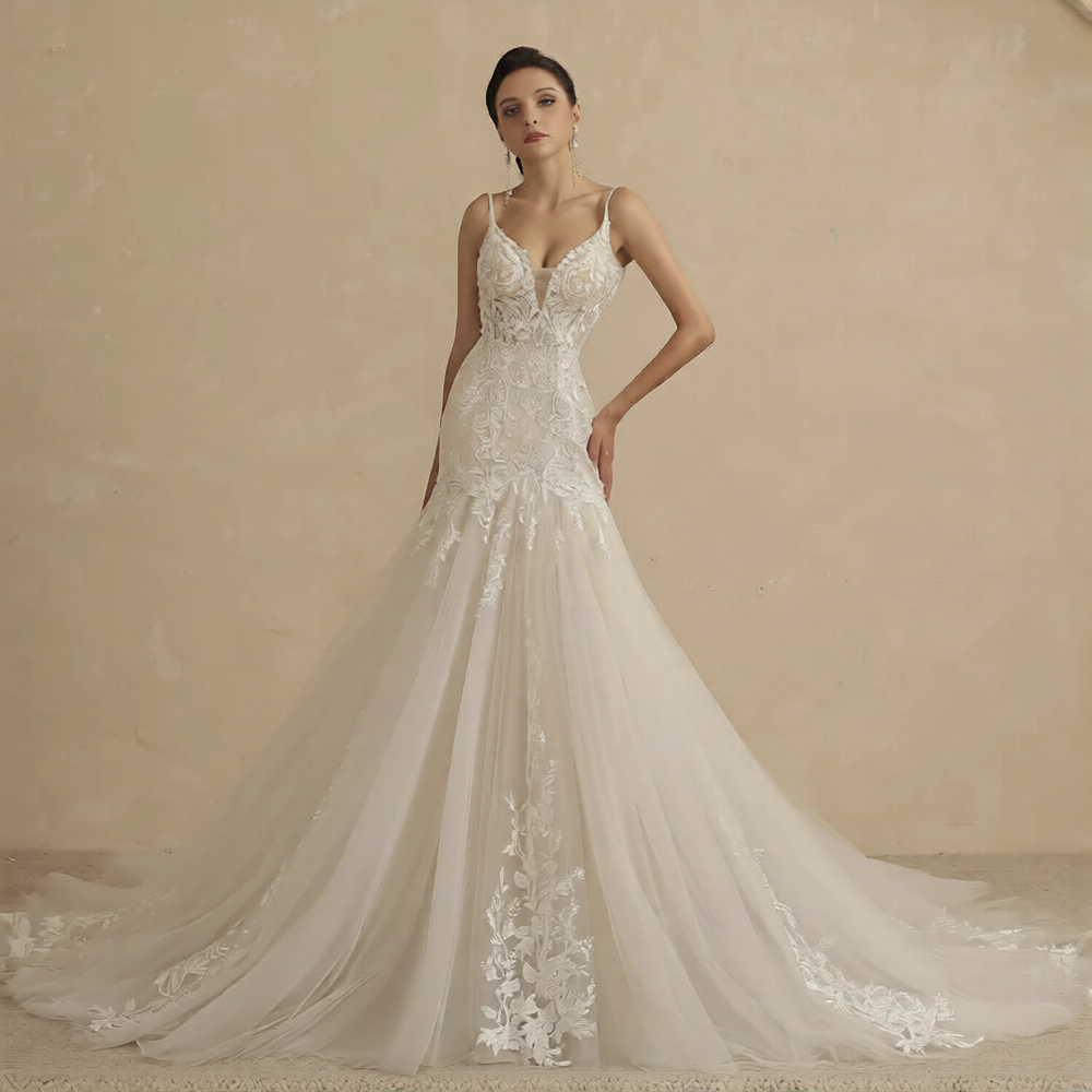 Robe de mariée blanche et or de la marque Robe de Mariée Paris, vue en détail avec dentelle et broderies élégantes.