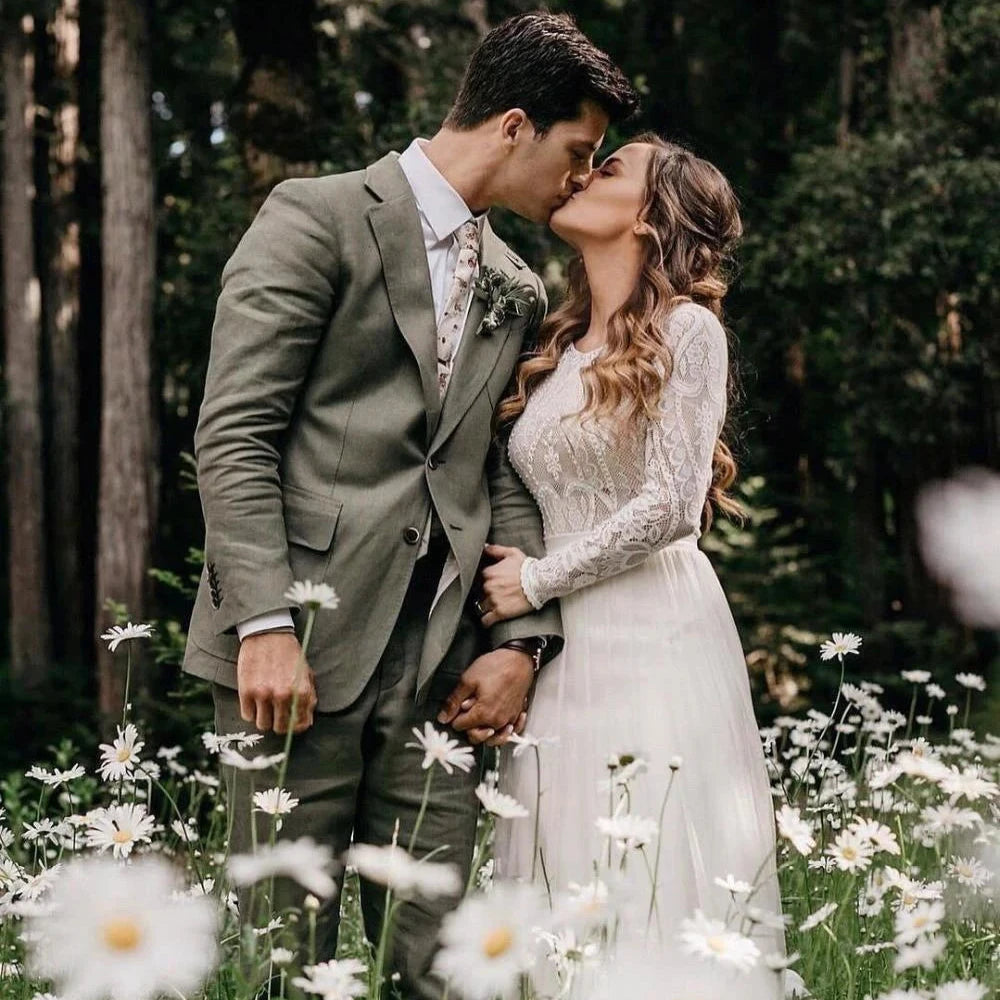 Robe de mariée bohème en dentelle avec dos nu élégant, longueur jusqu'aux chevilles, détails floraux et style romantique.