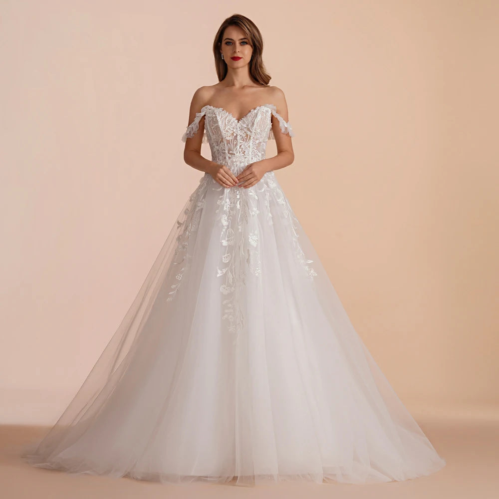 Robe de mariée glamour chic de Robe de mariée Paris, longue avec dentelle et détails élégants, portée par un mannequin.