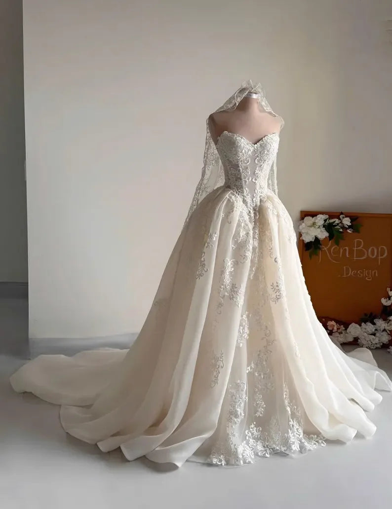 Robe de mariée année 20 de la marque Robe de Mariée Paris, élégante avec dentelle et décolleté en V.
