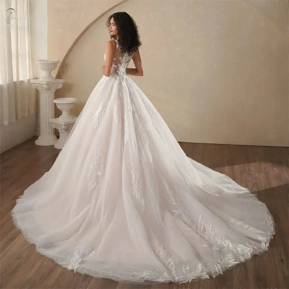 Robe de mariée Paris avec bretelles fines, élégante et fluide, portée par une modèle en satin blanc.
