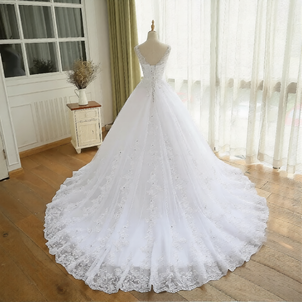 Robe de mariée minimaliste de Robe de Mariée Paris, silhouette épurée en tissu blanc avec décolleté simple et détails élégants.