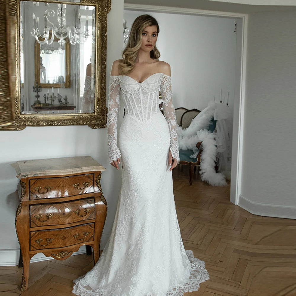 Robe de mariée Paris avec col en V, robe longue en tissu blanc, détails élégants et finition délicate, parfaite pour un mariage.