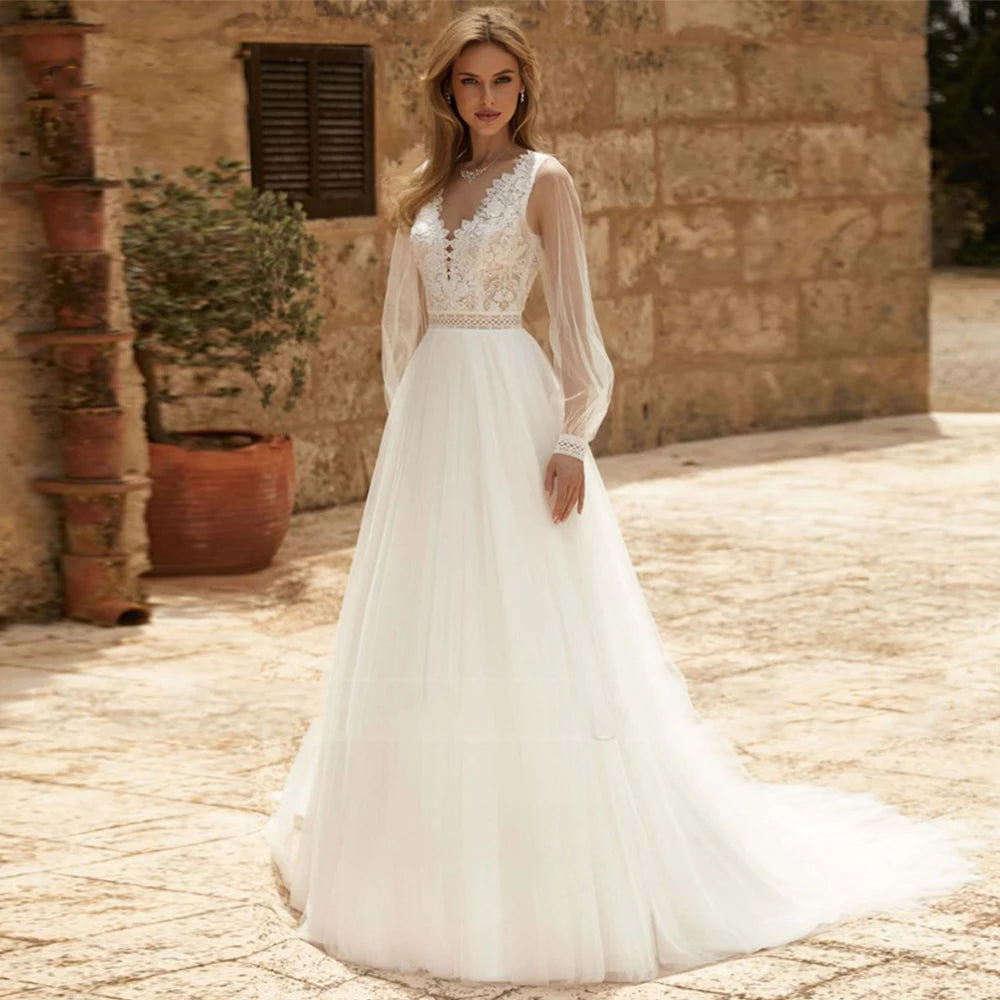 Robe de mariée bohème champêtre avec dentelle et décolleté en V, tissu fluide et détails floraux élégants.