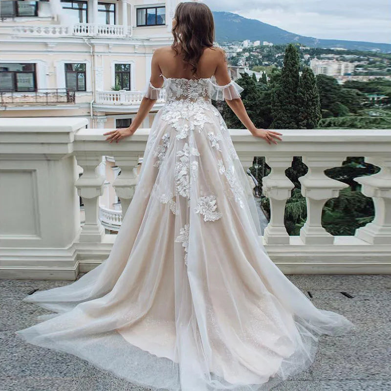 Robe de mariée bohème pour femme de 50 ans, détail en dentelle avec manches longues et jupe fluide, style élégant et romantique