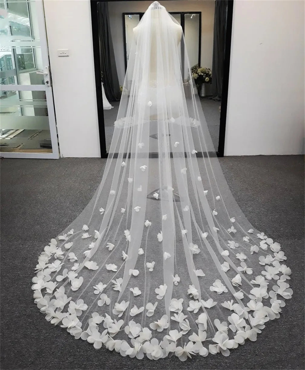 Voile de robe de mariée bohème en dentelle avec détails délicats, parfait pour une mariée élégante et romantique.