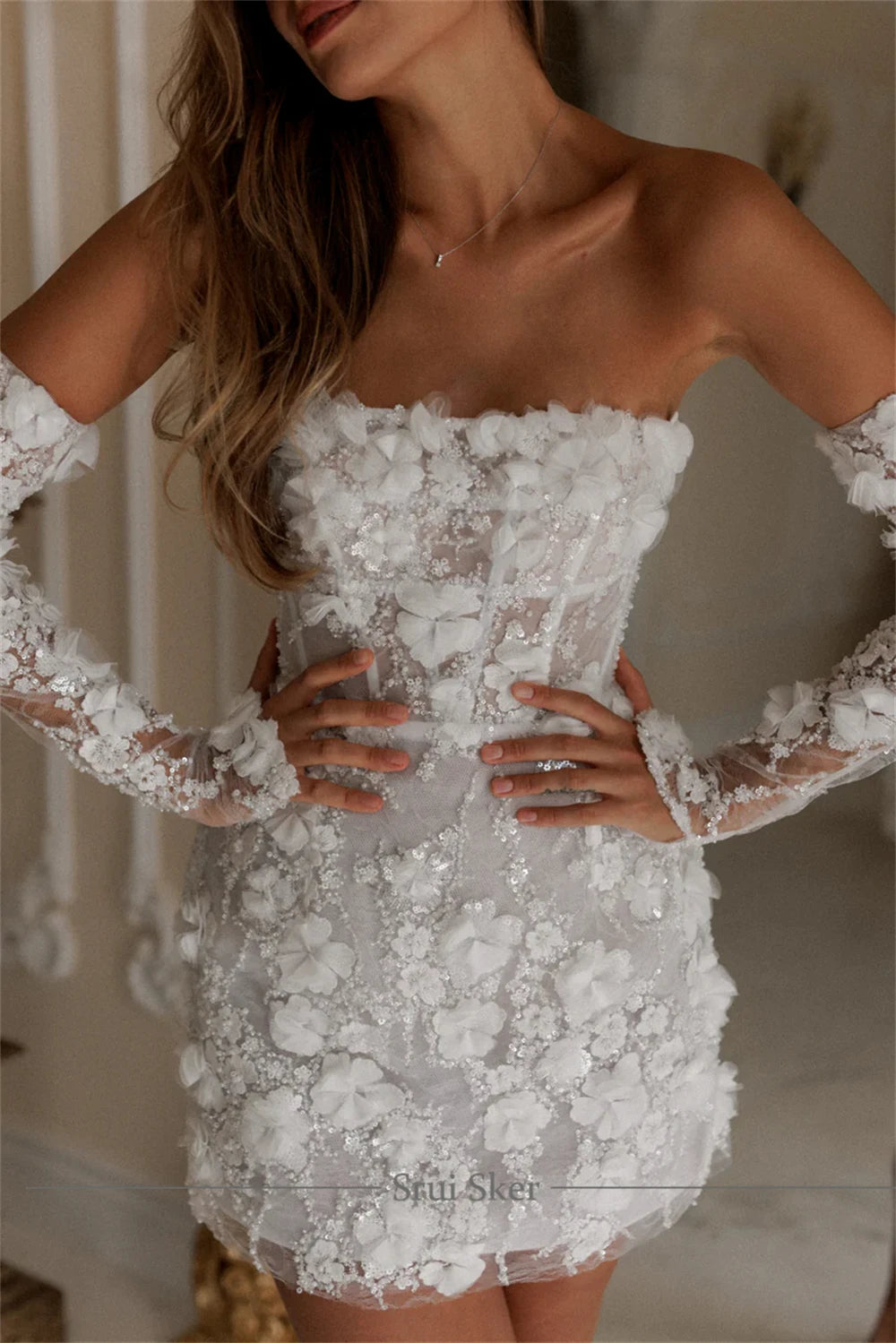 Robe de mariée avec fleurs brodées, par Robe de mariée Paris, montrant le bustier et les détails floraux en dentelle.