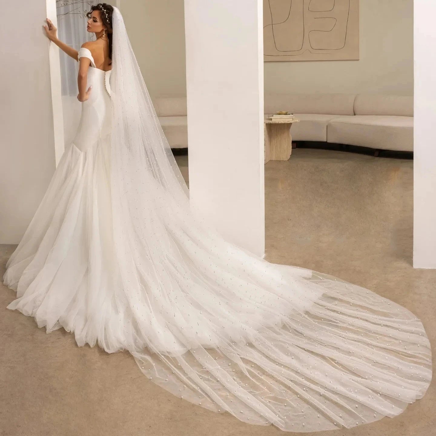Robe de mariée bohème 2022 avec dentelle fluide, encolure en V et détails en broderie, idéale pour un mariage romantique.