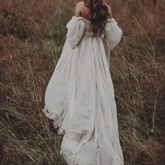 Robe de mariée bohème champagne avec dentelle et décolleté en V, longue traîne, idéale pour un mariage élégant et romantique.