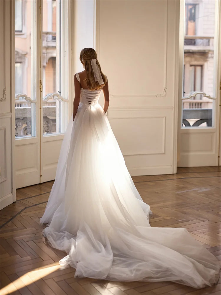 Robe de mariée plage Robe de mariée paris en tissu léger avec décolleté en V et détails floraux, idéale pour mariage d'été.