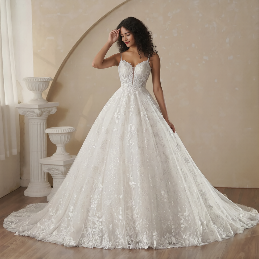 Robe de mariée classe de la marque Robe de mariée Paris, détail élégant et tissu en dentelle blanc, vue de face.