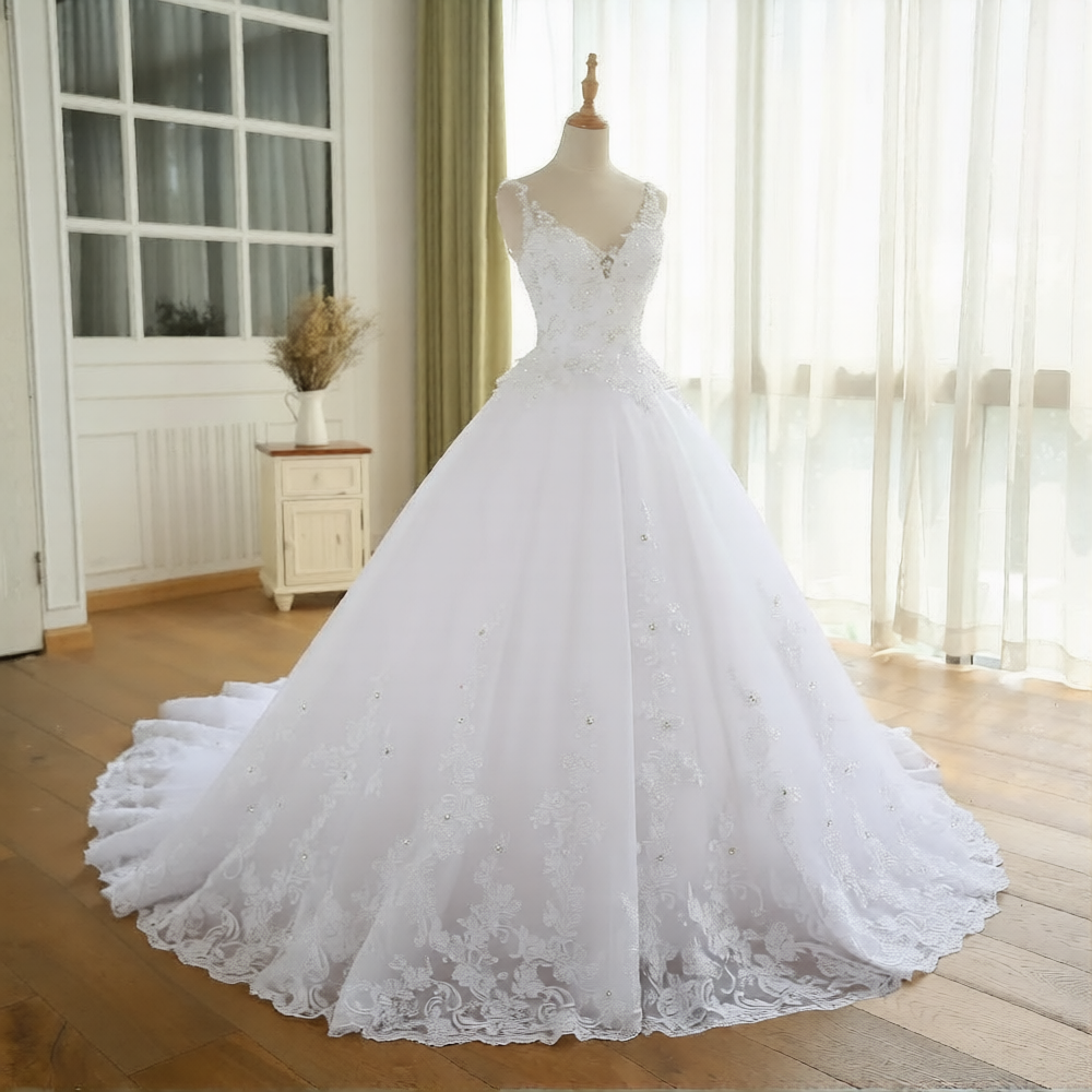 Robe de mariée minimaliste de la marque Robe de mariée Paris, élégante avec un design épuré et un tissu fluide.