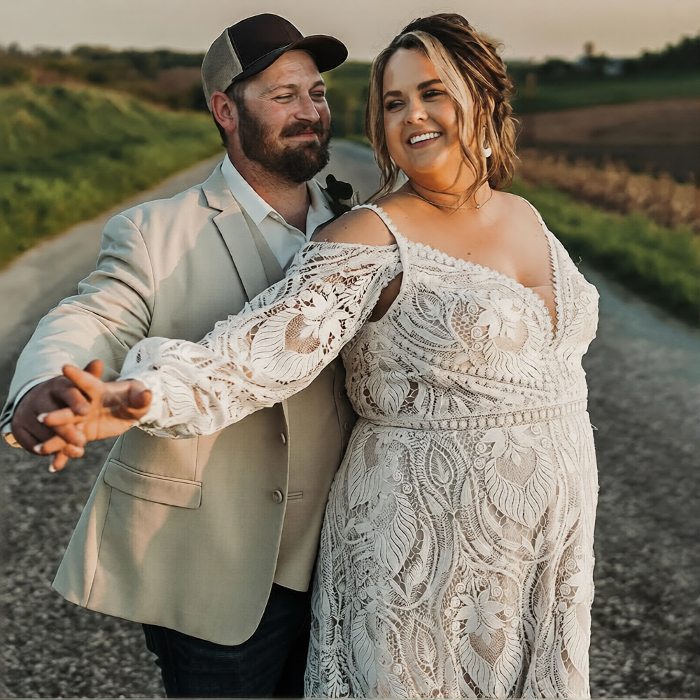 Robe de mariée taille 44 de la marque Robe de mariée Paris, élégante avec détails en dentelle et tissu fluide.