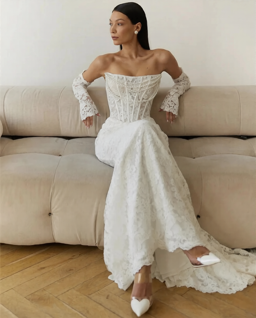 Robe de mariée sirène en dentelle avec dos nu, par Robe de Mariée Paris, élégante et raffinée pour mariage.